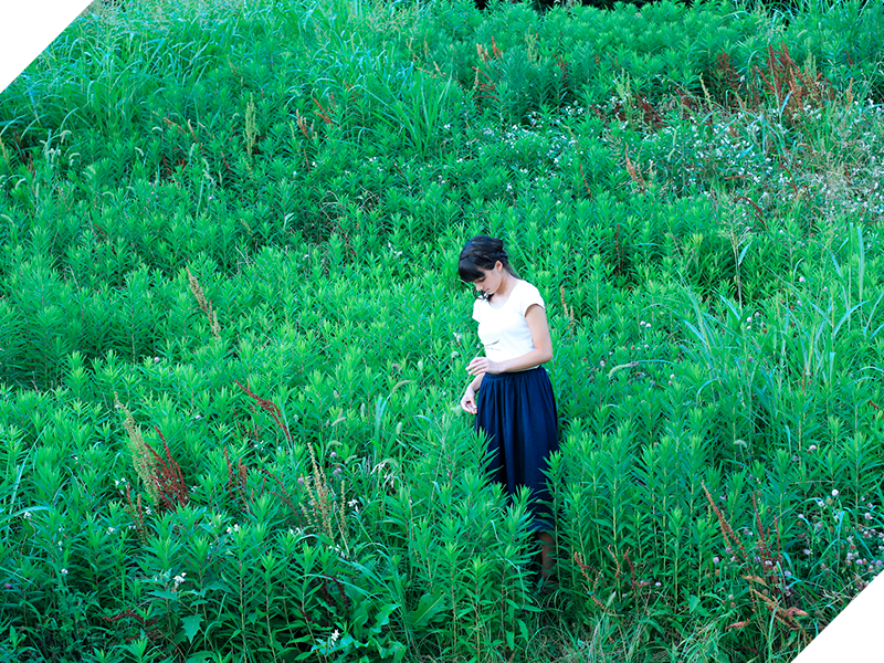 草原の中の女性